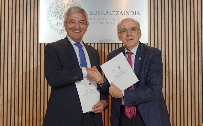 Iñaki Alzaga y Andres Urrutia firman el convenio.