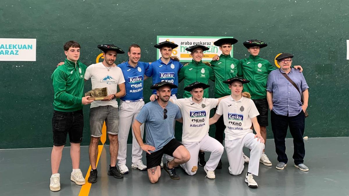 El equipo de Gasteiz celebra el título de campeones del Interpueblos de Araba.