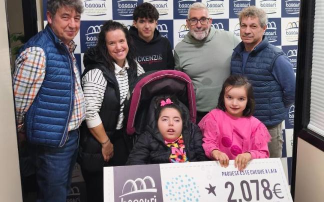 Laia y su familia han recibido un cheque solidario de 2.078 euros por parte de la Asociación de Comerciantes de Basauri