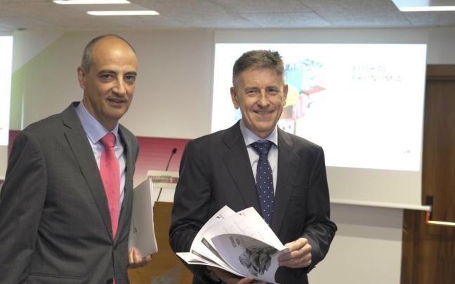 Ibon Urgoiti y Joseba Madariaga en la rueda de prensa de Laboral Kutxa en Bilbao.