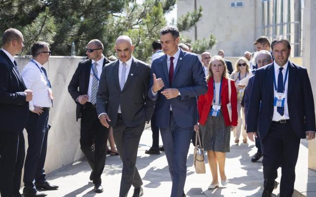 Pedro Sanchez junto al presidente suizo Alain Berset en la Cumbre de Bulboaca.