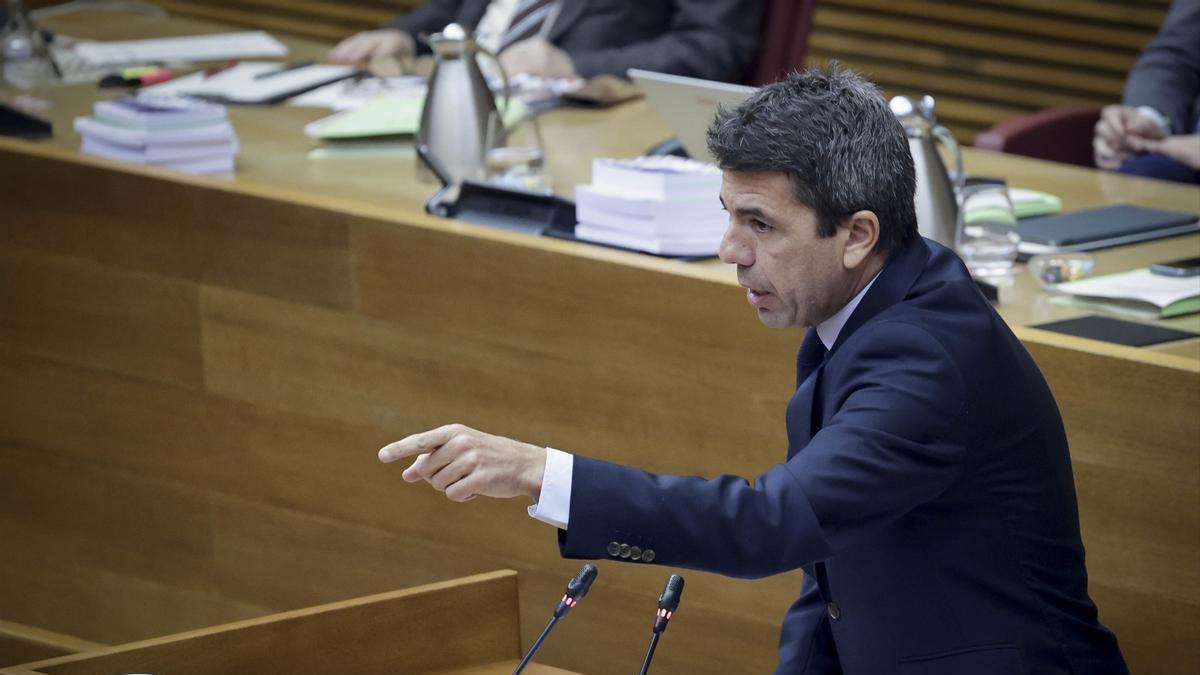 El presidente Carlos Mazón durante un pleno en Les Corts.