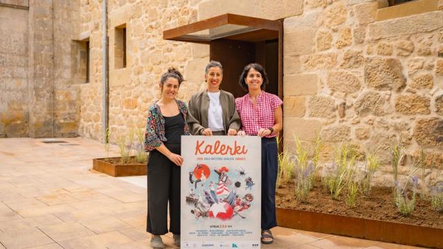 Ane Gebara, representante de la compañía Bitsa, Irune Urbieta, concejala de Cultura, y Nagore Irastorza, responsable del departamento de Cultura.