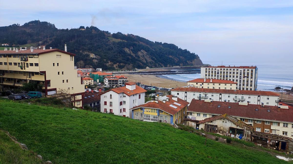 Vista de varios bloques de vivienda en Deba con la playa al fondo