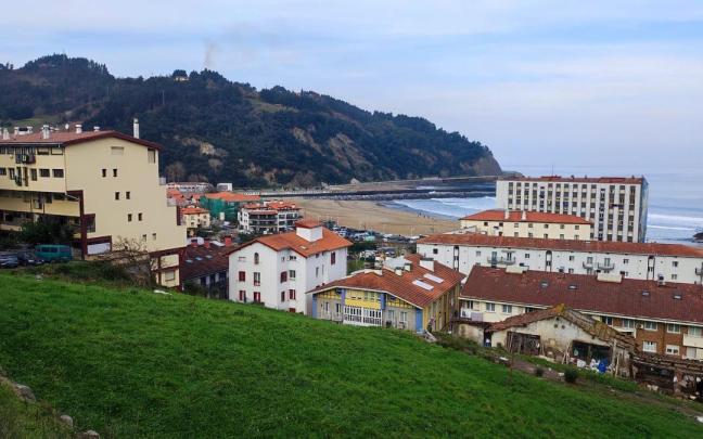 Vista de varios bloques de vivienda en Deba con la playa al fondo / Aitor Vista de varios bloques de vivienda en Deba con la playa al fondo