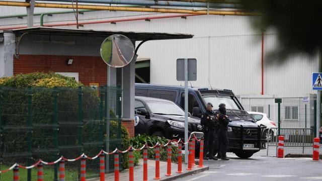 Agentes de la Policía Nacional, en la sede de Sidenor en Basauri.