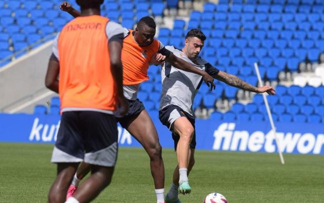 Diego Rico pugna con Sadiq durante el entrenamiento de este lunes. / PEDRO MARTINEZ
