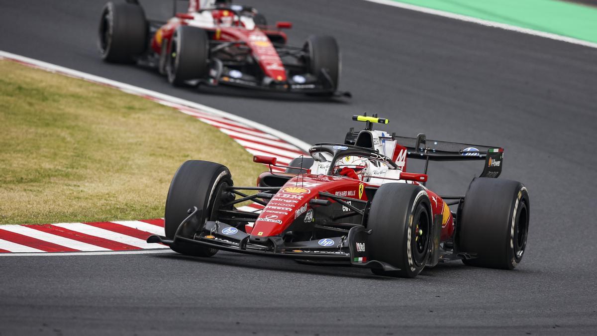 Los Ferrari de Lewis Hamilton y Charles Leclerc.