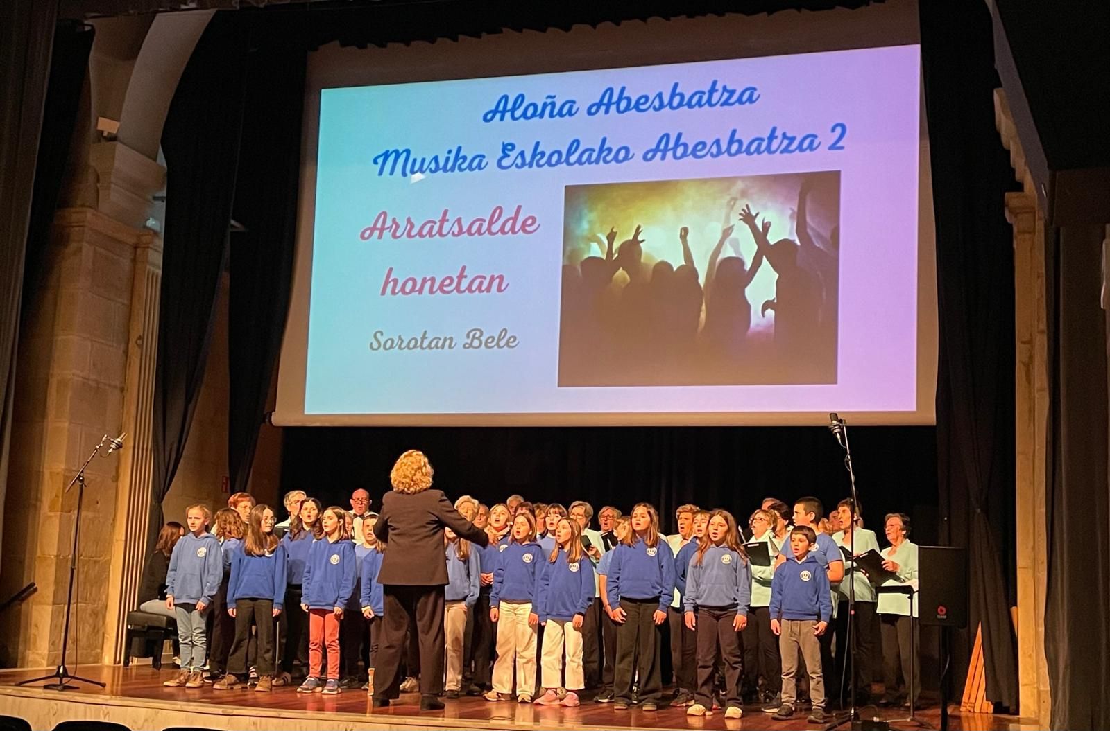 Actuación del coro Aloña del hogar Pake Leku y las voces infantiles de Jose de Azpiazu musika eskola sobre las tablas de Santa ana antzokia, en Oñati.