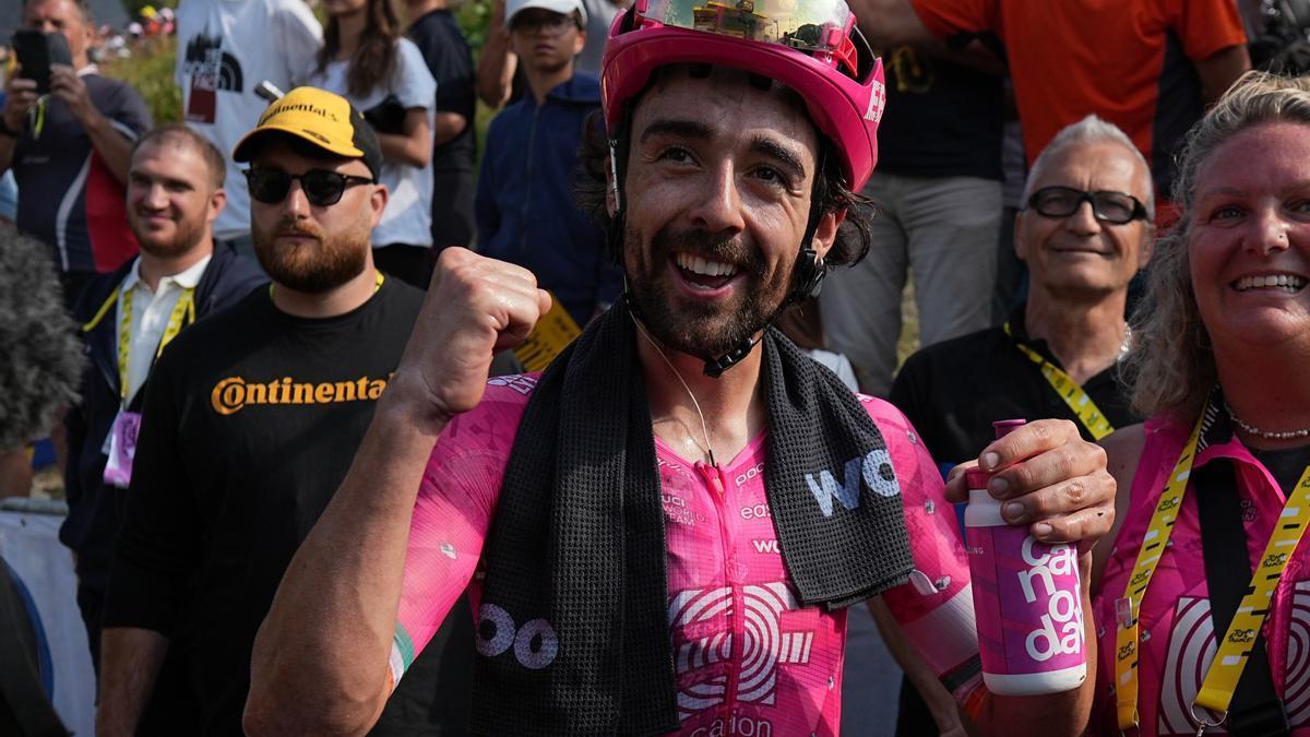 Helay festeja el logro del maillot amarillo.