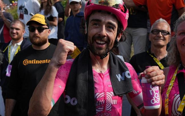 Helay festeja el logro del maillot amarillo.