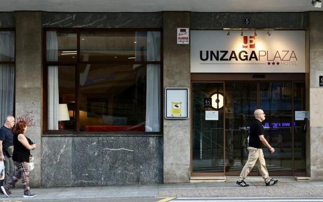 Entrada al hotel Unzaga Plaza, ubicado en el centro de Eibar