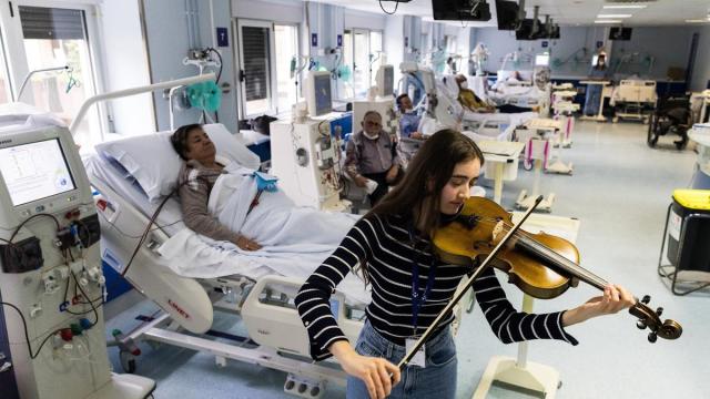 La violista Irati Gañán lleva música en directo a todos los rincones del Hospital de Galdakao-Usansolo