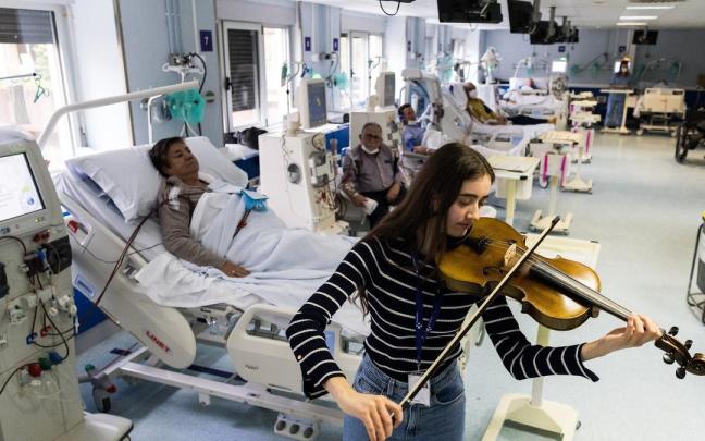 La violista Irati Gañán lleva música en directo a todos los rincones del Hospital de Galdakao-Usansolo