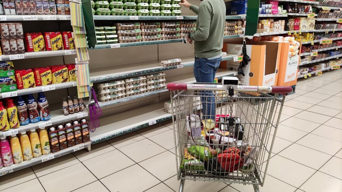 Un hombre hace la compra en un supermercado.