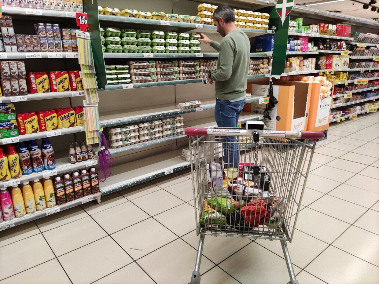 Un hombre hace la compra en un supermercado.