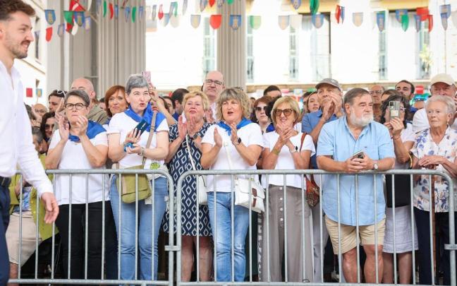Emoción en Ordizia con el baile de los Santaneros