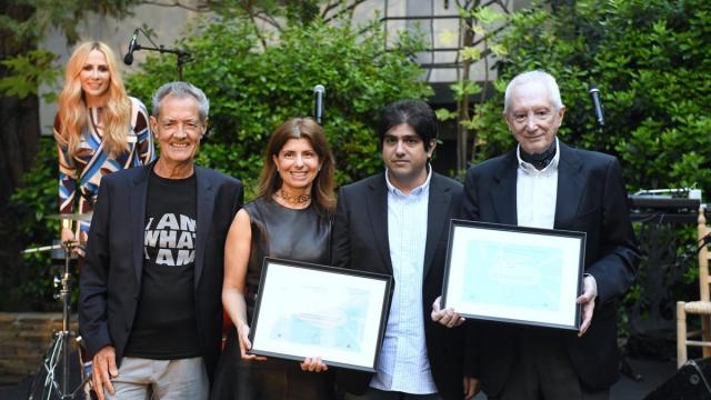 Ramón Arcusa, junto a los hijos de Manuel de la Calva y el compositor Carlos Toro / EFE Ramón Arcusa, junto a los hijos de Manuel de la Calva y el compositor Carlos Toro