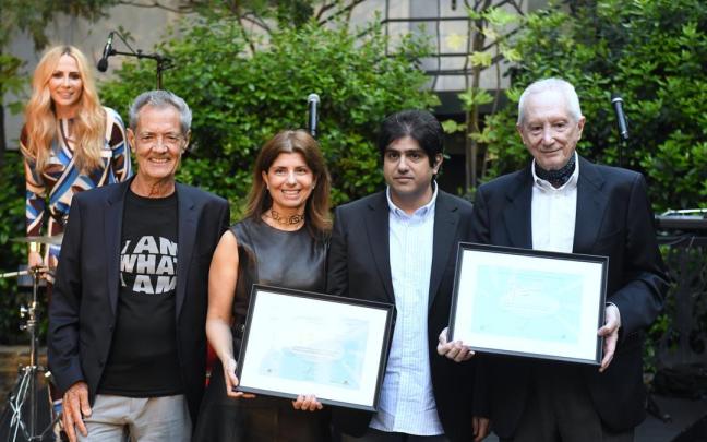 Ramón Arcusa, junto a los hijos de Manuel de la Calva y el compositor Carlos Toro / EFE Ramón Arcusa, junto a los hijos de Manuel de la Calva y el compositor Carlos Toro