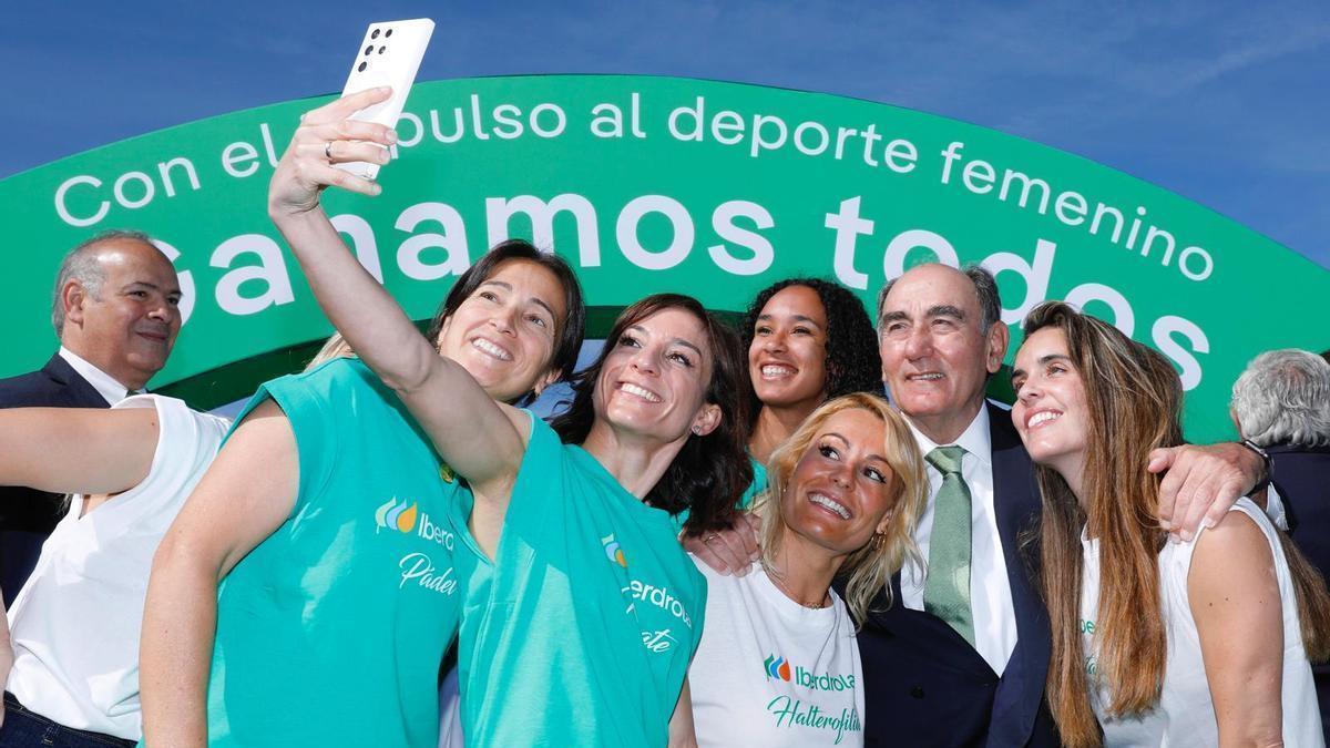 Ignacio Galán junto con algunas de las deportistas que han participado en el acto.