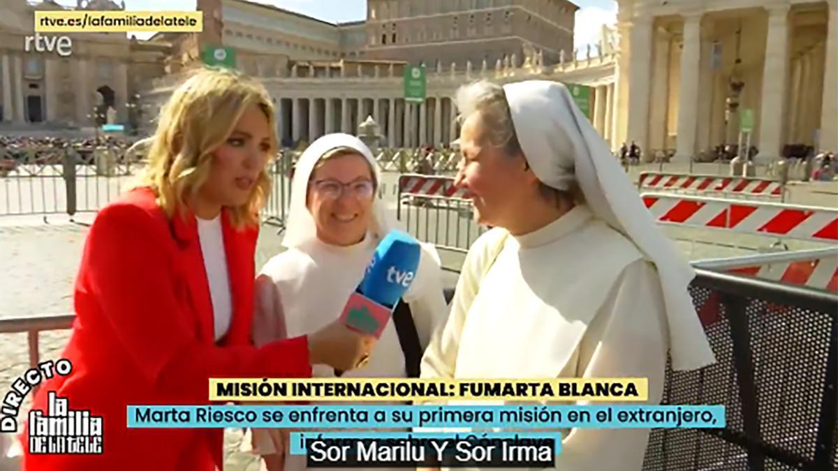 Marta Riesco habla con unas monjas en Roma.