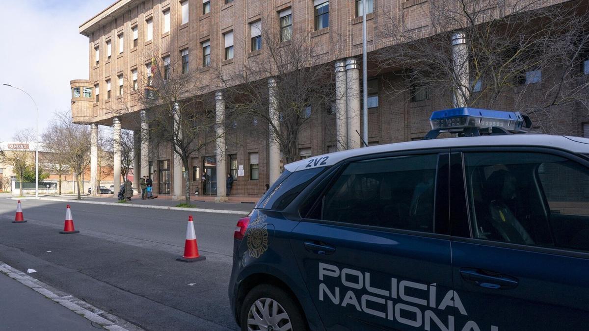 Un vehículo de la Policía Nacional en Gasteiz. Foto: Diario de Noticias de Álava