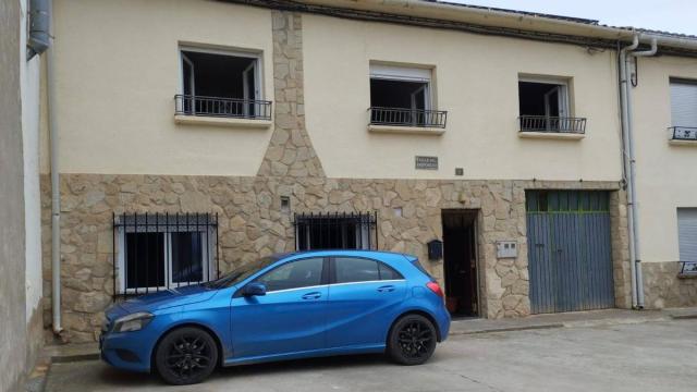 Casa en la que se registró el incendio en Mendavia, con las ventanas abiertas tras el fuego. Foto: José Luis Elvira