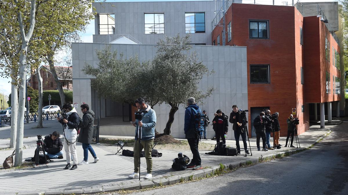 Medios de comunicación, a la espera de la posible llegada de Rubiales a los juzgados de Majadahonda.