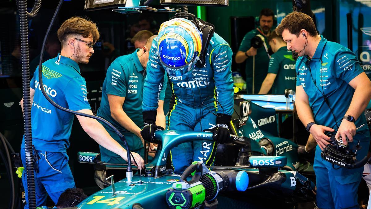 Fernando Alonso saliendo del coche durante los test de pretemporada en Baréin.