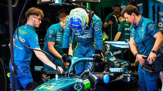 Fernando Alonso saliendo del coche durante los test de pretemporada en Baréin.