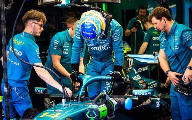 Fernando Alonso saliendo del coche durante los test de pretemporada en Baréin.