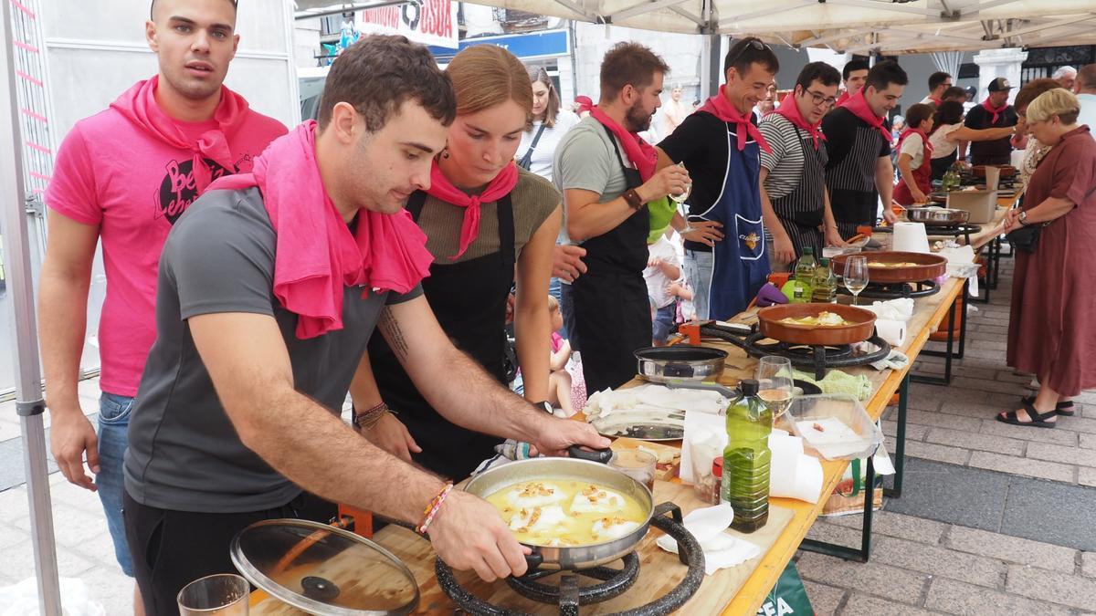 Los cocineros desplegaron todas sus artes para obtener el mejor bacalao.