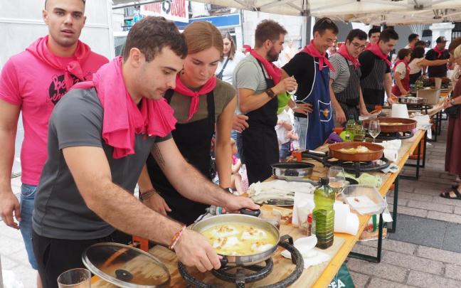 Los cocineros desplegaron todas sus artes para obtener el mejor bacalao. / Aitor Los cocineros desplegaron todas sus artes para obtener el mejor bacalao.