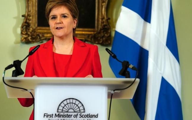 Sturgeon presentó de manera repentina su dimisión, una renuncia que muchos achacan a la controvertida 'ley trans'. Sturgeon presentó de manera repentina su dimisión, una renuncia que muchos achacan a la controvertida 'ley trans'.