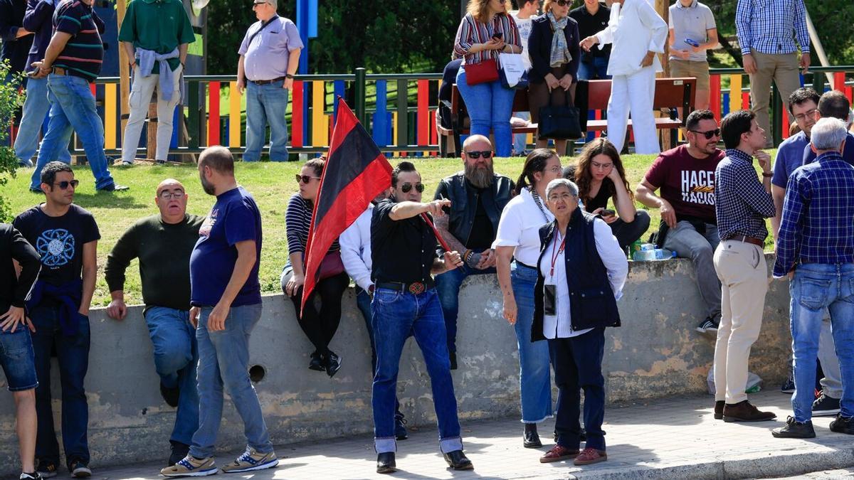 Varios falangistas, a las puertas del cementerio de San Isidro.