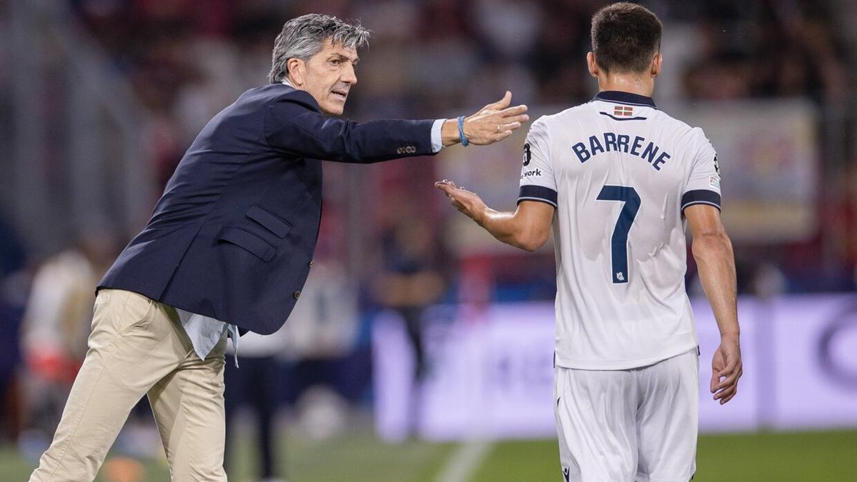 Imanol Alguacil, junto a Ander Barrenetxea durante el partido de este martes. / LUKAS HUTER