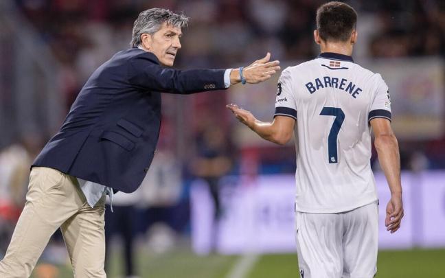 Imanol Alguacil, junto a Ander Barrenetxea durante el partido de este martes. / LUKAS HUTER