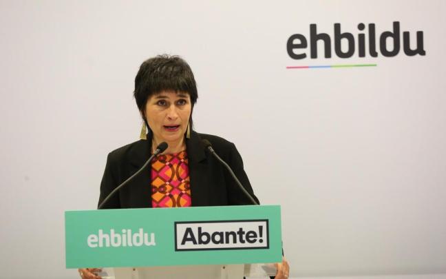 Laura Aznal, candidata de EH Bildu a la presidencia de Navarra, en la rueda de prensa de este miércoles. Laura Aznal, candidata de EH Bildu a la presidencia de Navarra, en la rueda de prensa de este miércoles.