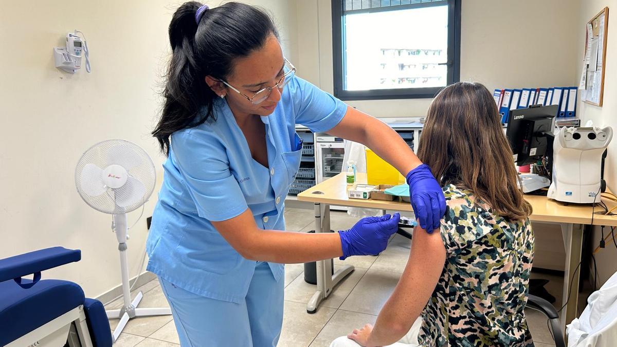 La vacuna protege contra la gripe y la covid 19.