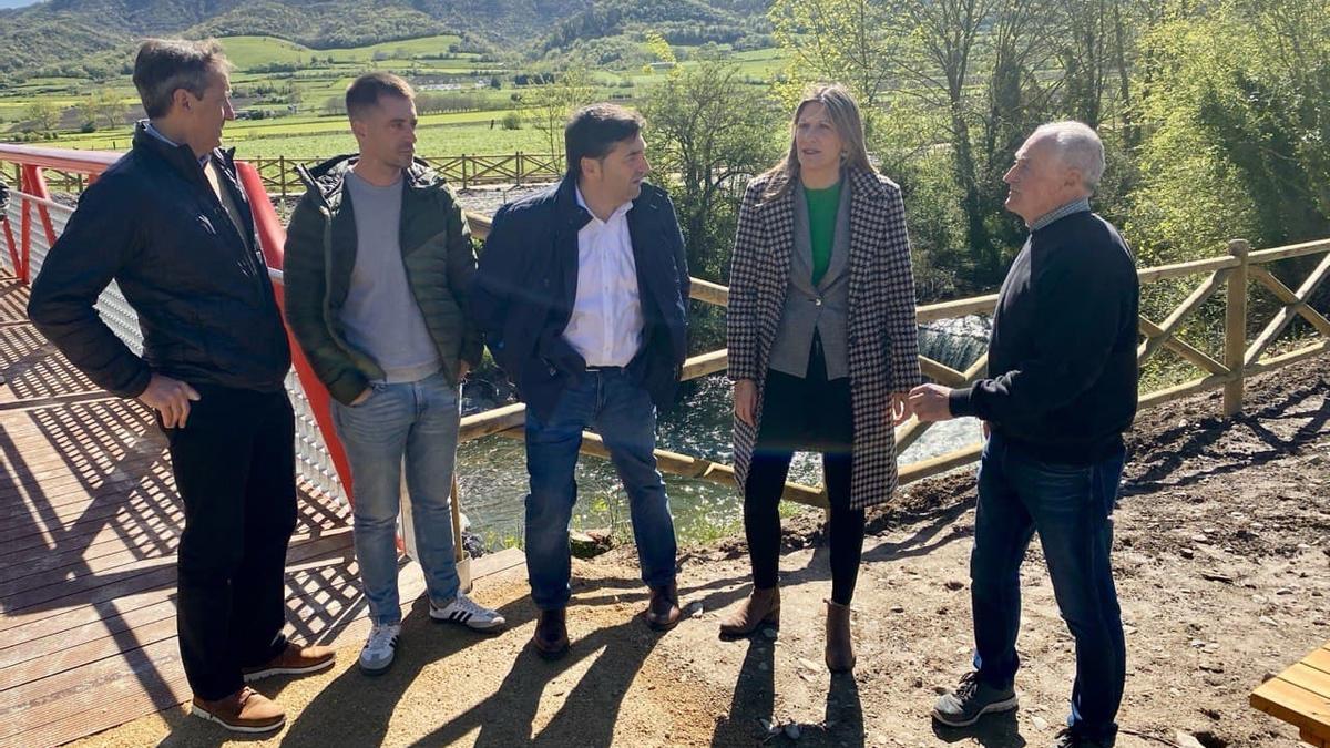 Representantes institucionales junto a la nueva pasarela sobre el río en el tramo Orduña Delika del Parque lineal del Nervión
