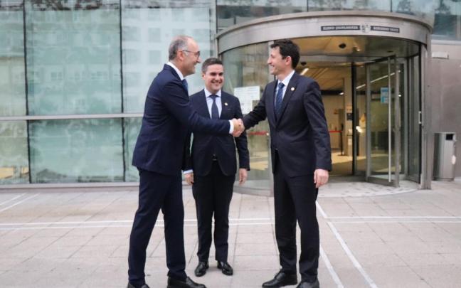 Eric Arana, de Grupo Arania, saluda al consejero de Hacienda, Noël d’Anjou, en presencia del consejero de Industria, Mikel Jauregi.