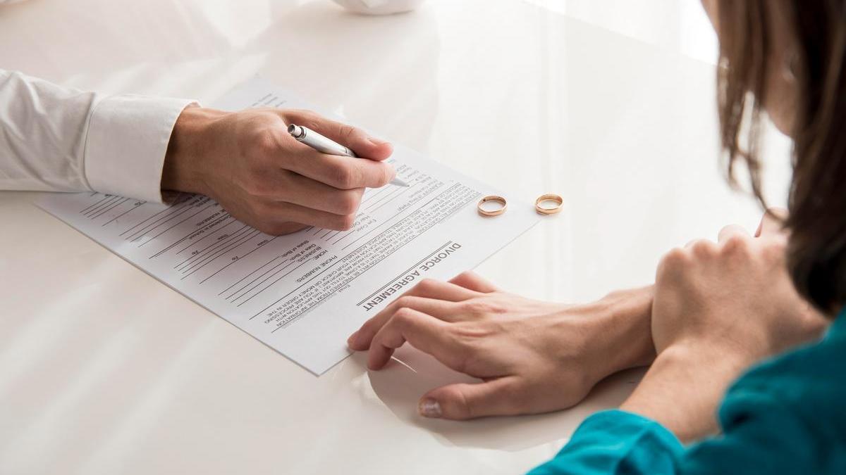Un matrimonio firma su acuerdo de divorcio.