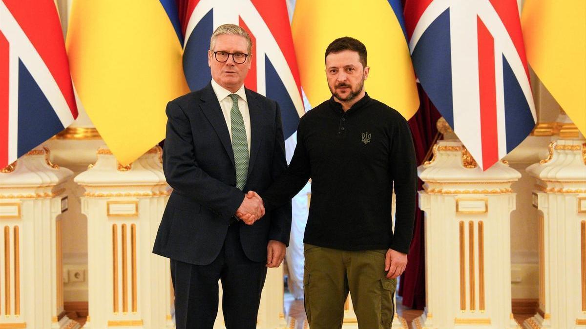 El primer ministro de Reino Unido, Keir Starmer, y el presidente de Ucrania, Volodimir Zelenski, durante su encuentro en Kiev.