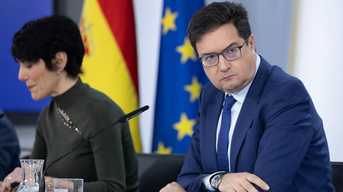 La ministra de Inclusión Seguridad Social y Migraciones, Elma Saiz, y el ministro para la Transformación Digital, Óscar López.