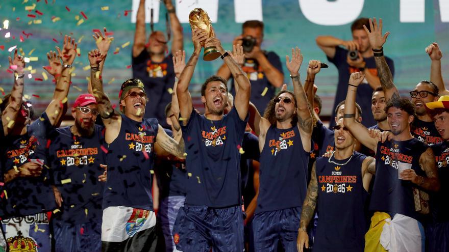 Rodri sujeta el trofeo del Mundial rodeado de sus compañeros de equipo.