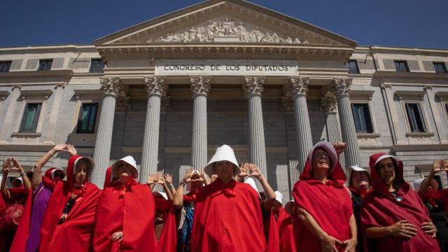 Decenas de personas, durante la marcha contra la explotación reproductiva de las mujeres y la compraventa de bebés en Madrid.