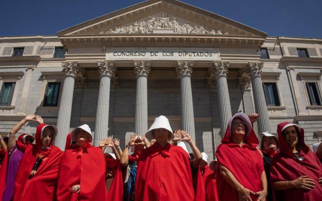Decenas de personas, durante la marcha contra la explotación reproductiva de las mujeres y la compraventa de bebés en Madrid.