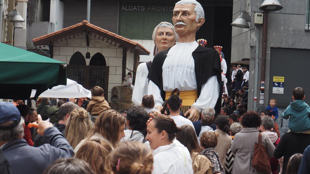 Cientos de personas volverán a darse cita en Deba el domingo para disfrutar de la concentracion de gigantes