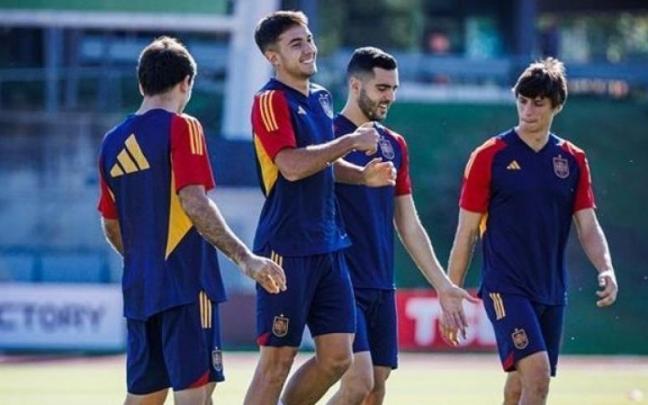 Mikel Oyarzabal, Martin Zubimendi, Mikel Merino y Robin Le Normand, en un entrenamiento. / RFEF