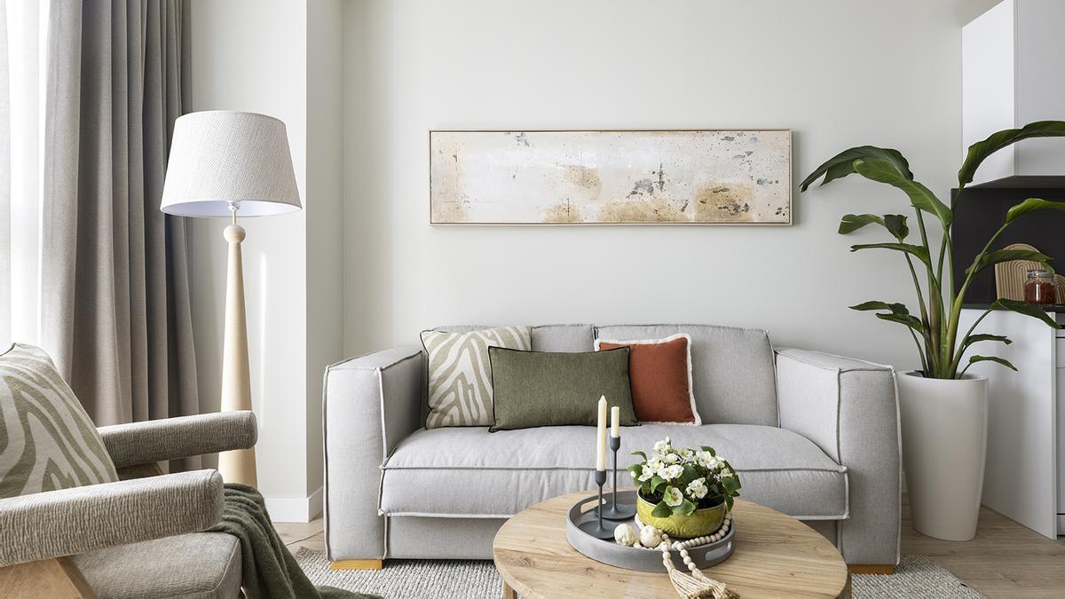 El salón de esta pequeña vivienda destaca por su decoración en tonos neutros.